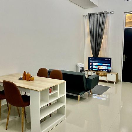 Villa Ku Villa Mu Semarang Kültér fotó