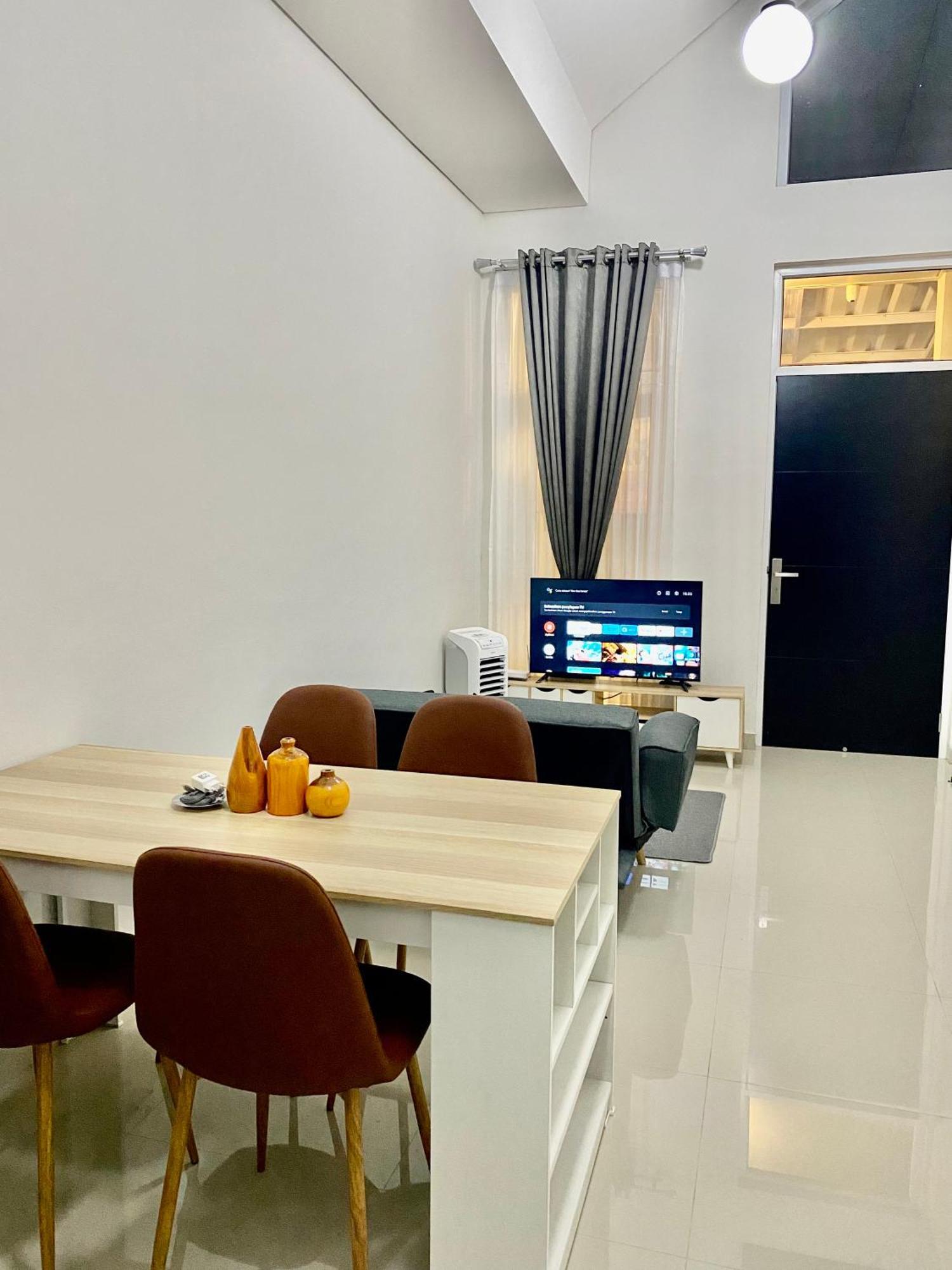 Villa Ku Villa Mu Semarang Kültér fotó