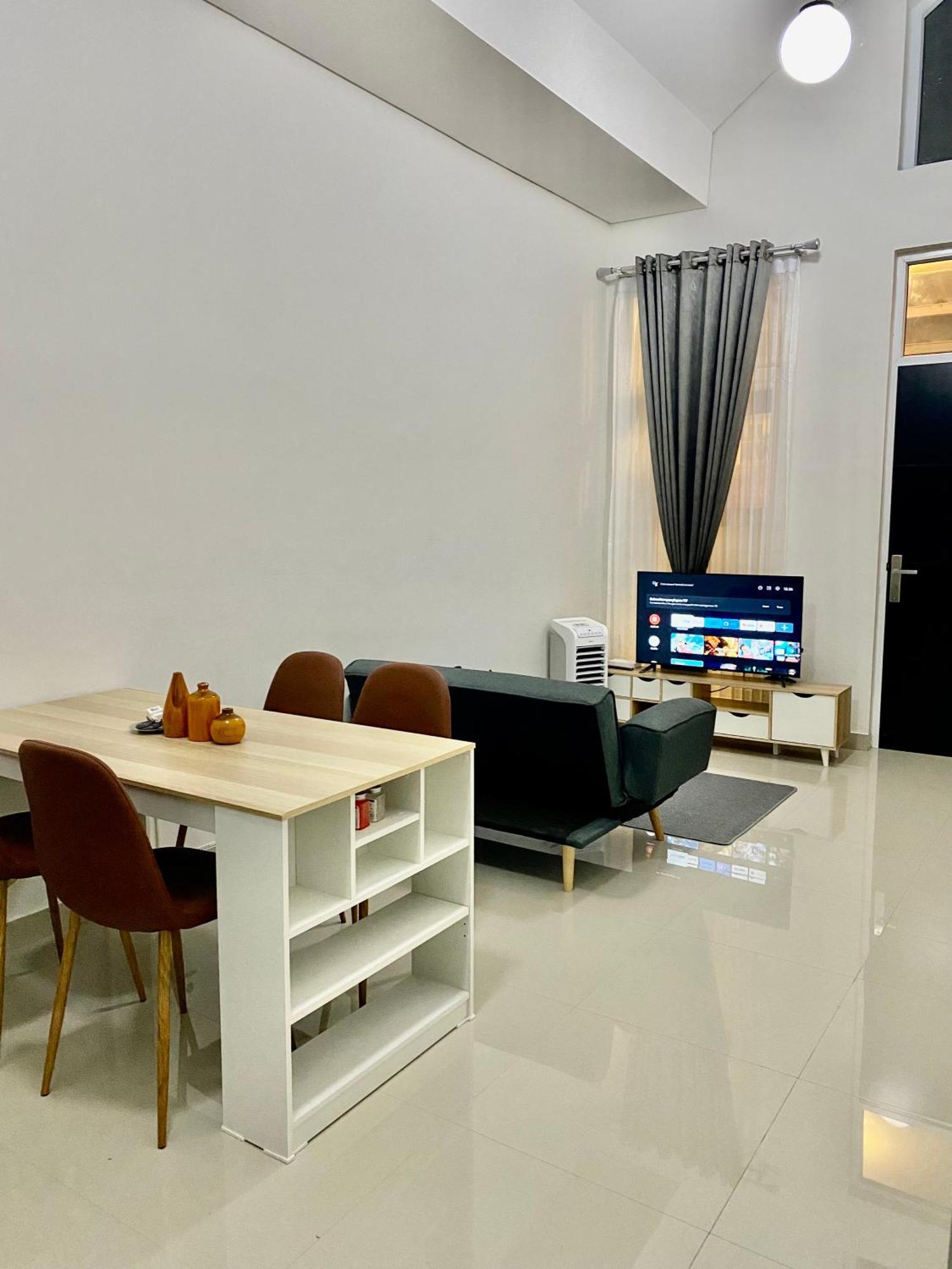 Villa Ku Villa Mu Semarang Kültér fotó